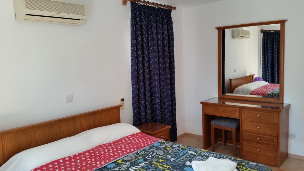 Pelides Apartments Larnaca Chambre photo