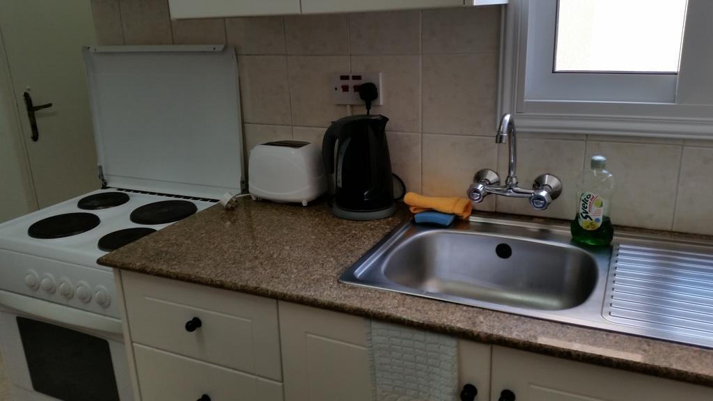 Pelides Apartments Larnaca Chambre photo